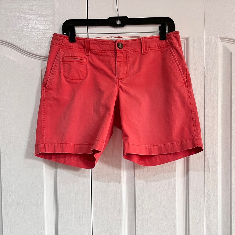 Old Navy Coral low rise 7” inseam shorts size 6